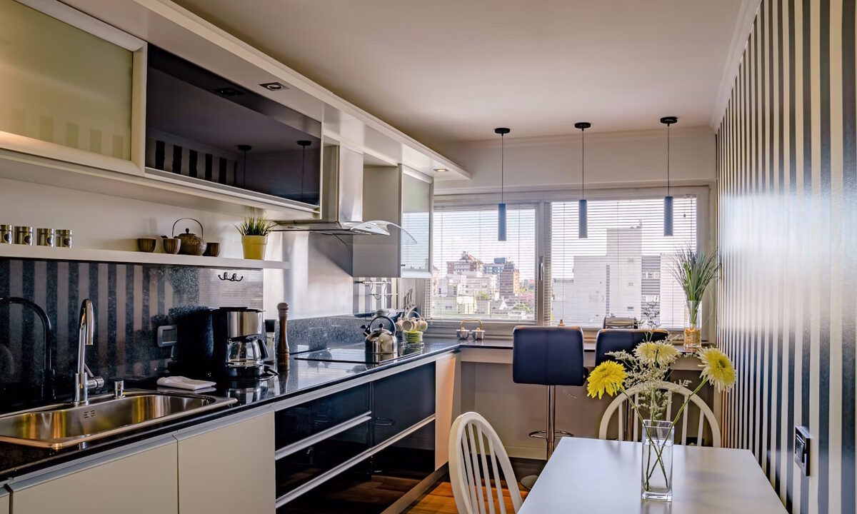 Las encimeras de color oscuro, que embellecen la cocina y el baño, seguirán siendo tendencia más allá de 2024.