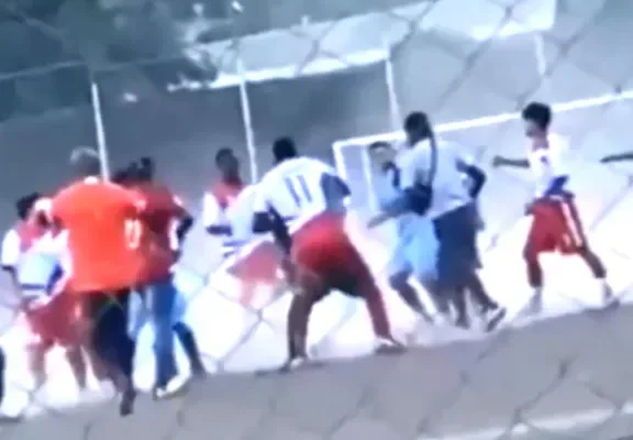 (VIDEO) Una verdadera batalla campal en partido de fútbol amateur en Salamanca