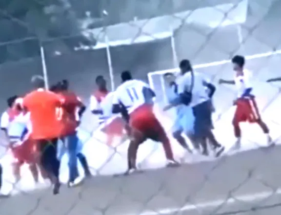 (VIDEO) Una verdadera batalla campal en partido de fútbol amateur en Salamanca