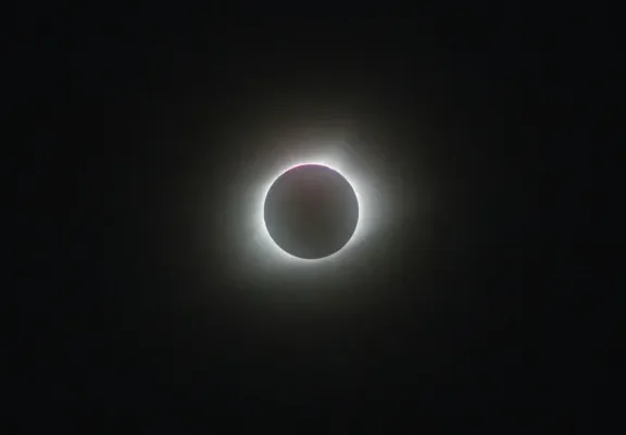 ¿Cómo y dónde ver el eclipse solar total en vivo desde Chile?