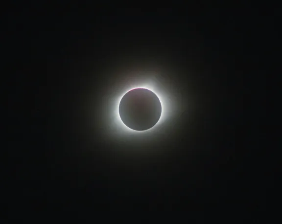 ¿Cómo y dónde ver el eclipse solar total en vivo desde Chile?