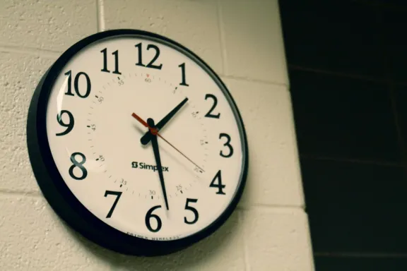 Esta noche se cambia la hora en Chile: ¿Se adelanta o retrasa el reloj?