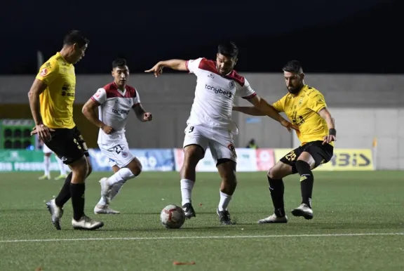 Deportes La Serena venció a San Luis y es líder del Torneo del Ascenso