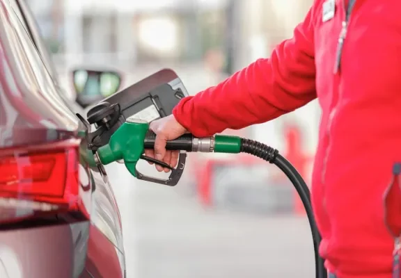 Expertos prevén nuevas subidas en los precios de los combustibles tras alza de hasta $32,2