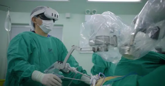 Excelente: Chile realiza la primera cirugía del mundo con tecnología de "realidad aumentada" basada en la IA