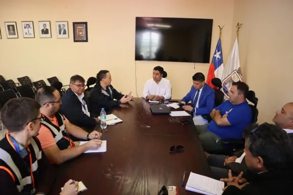 MOP y municipio de Paihuano acuerdan medidas para solucionar socavón de Ruta D-485