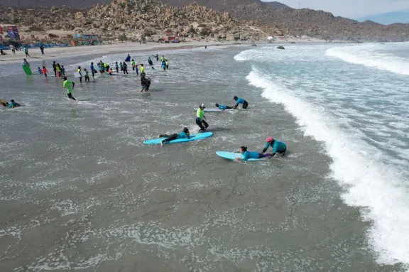 Niños de La Serena y Coquimbo participan de innovadora terapia de surf en la playa grande de Totoralillo