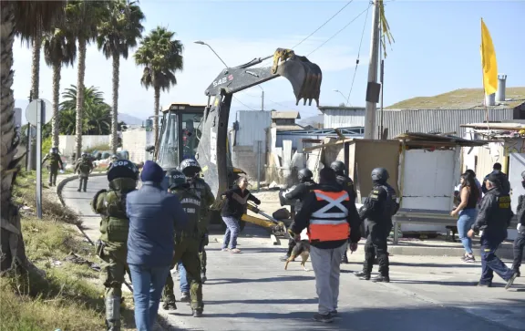 Pese a resistencia de ocupantes, desalojan toma de espacio público en Baquedano
