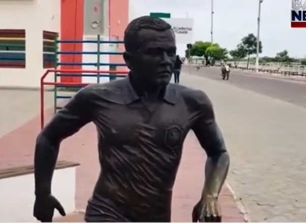 Ordenan quitar estatua de Dani Alves en Brasil