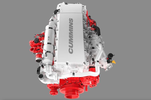 El descomunal motor diésel Cummins de 15 litros y 613 CV de potencia, un motor agnóstico que recuerda que el diésel sigue vivo