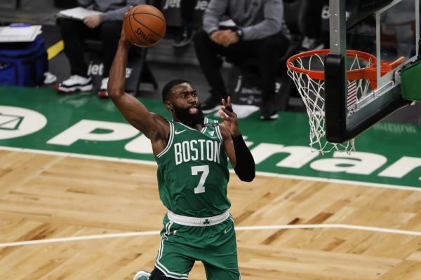 Jaylen Brown vuelve a lanzar a los Celtics