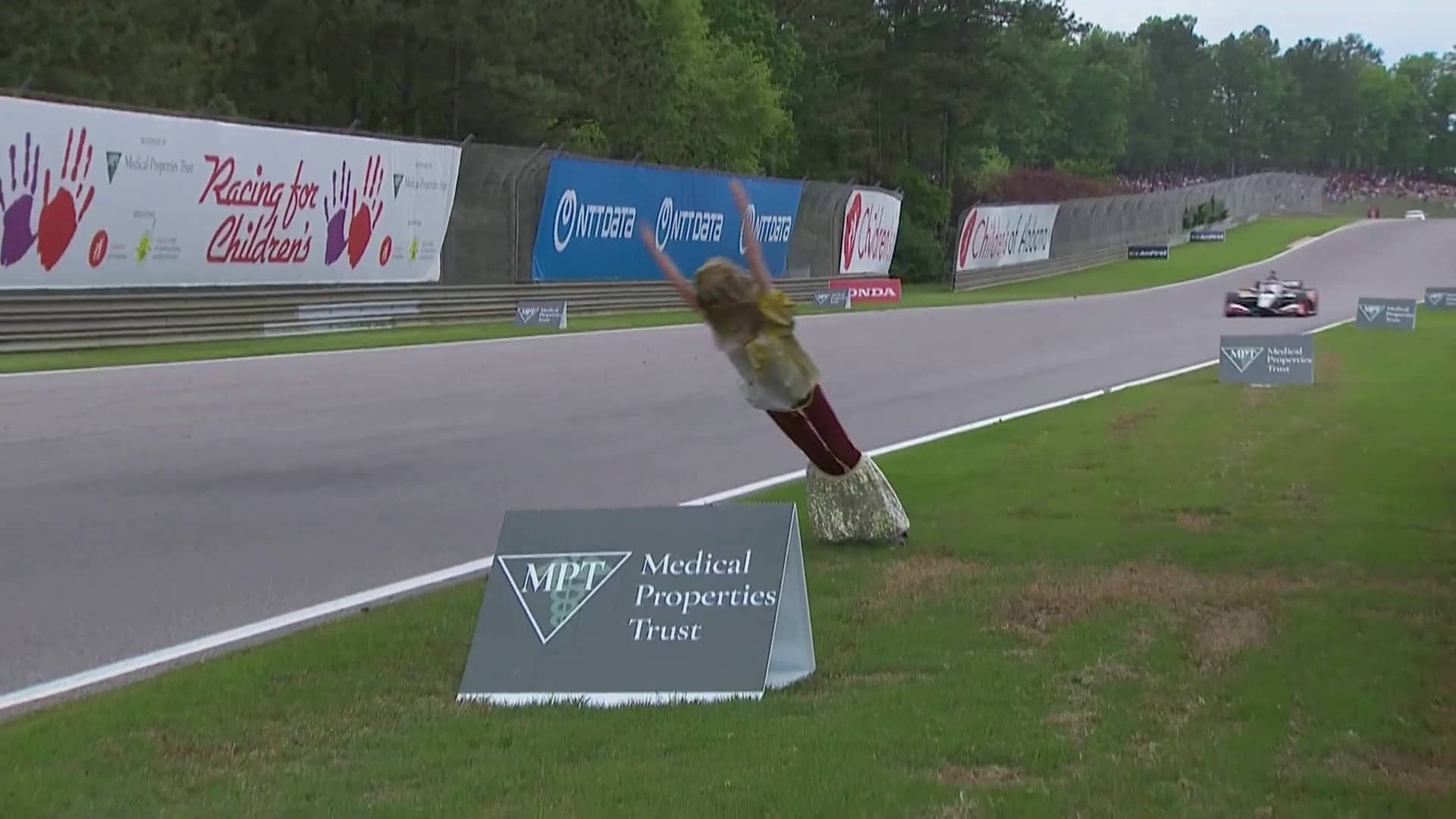 La caída de un maniquí en la IndyCar se convierte en el vídeo viral del fin de semana