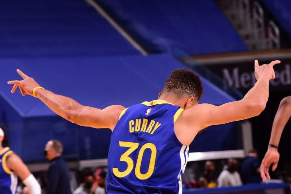 Stephen Curry supera a Wilt Chamberlain en una noche mágica