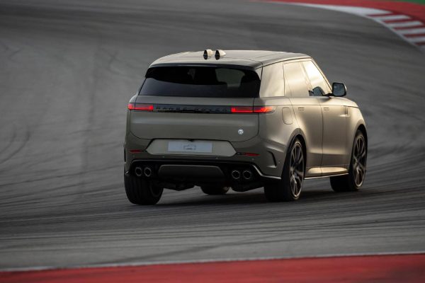 ¿Cómo poner a prueba los frenos carbocerámicos del Range Rover Sport SV? Fácil: Dos semanas de rodaje en Portimao