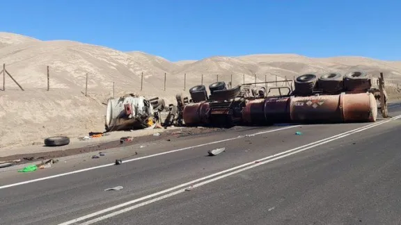 Tragedia en Antofagasta: Conductor fallece tras volcar camión cargado de ácido sulfúrico