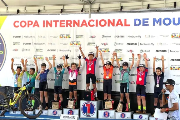 ¡Orgullo puro! Jóvenes ciclistas ovallinos triunfan en copa internacional