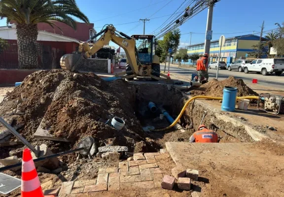 (VIDEO) Caos en Avenida Cisternas: Rotura de matriz afecta a 9 viviendas