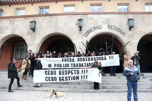 “Fuera gobernadora”: El historial de despidos que gatilló crisis laboral sin precedentes en el GORE