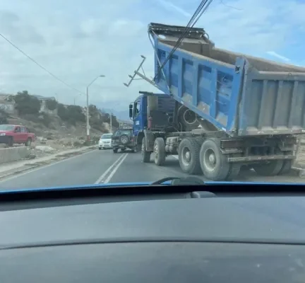 Más de 3 mil clientes sin energía eléctrica en La Serena: Camión pasó a llevar cables y poste