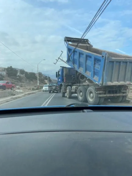 Más de 3 mil clientes sin energía eléctrica en La Serena: Camión pasó a llevar cables y poste