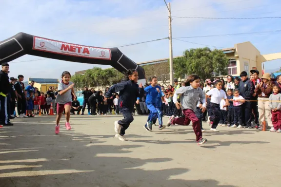 Tradicional Corrida Familiar del Colegio Islón fomenta exitosamente la vida saludable en la comunidad educativa rural