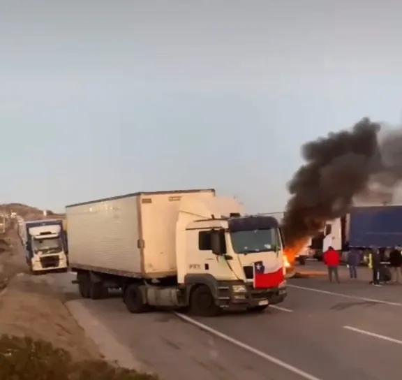 Ahora: Camioneros se agloreman en las entradas norte y sur de la conurbación por paro nacional