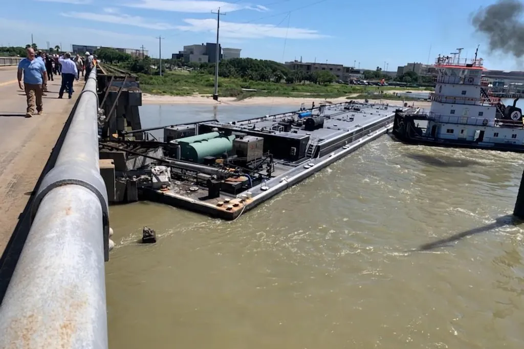 Una barcaza choca con un puente en Texas y destruye su va ferroviaria