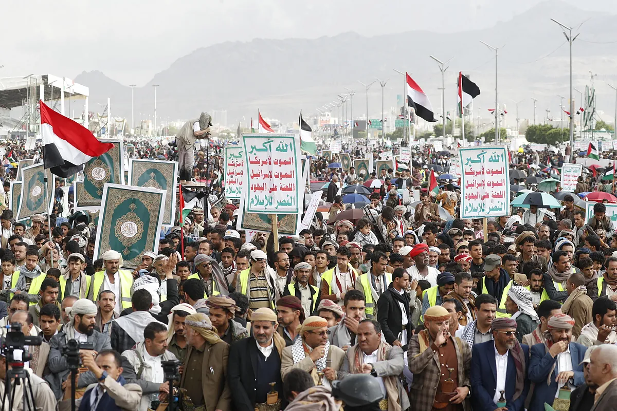 Un misil alcanza a un petrolero frente a las costas de Yemen