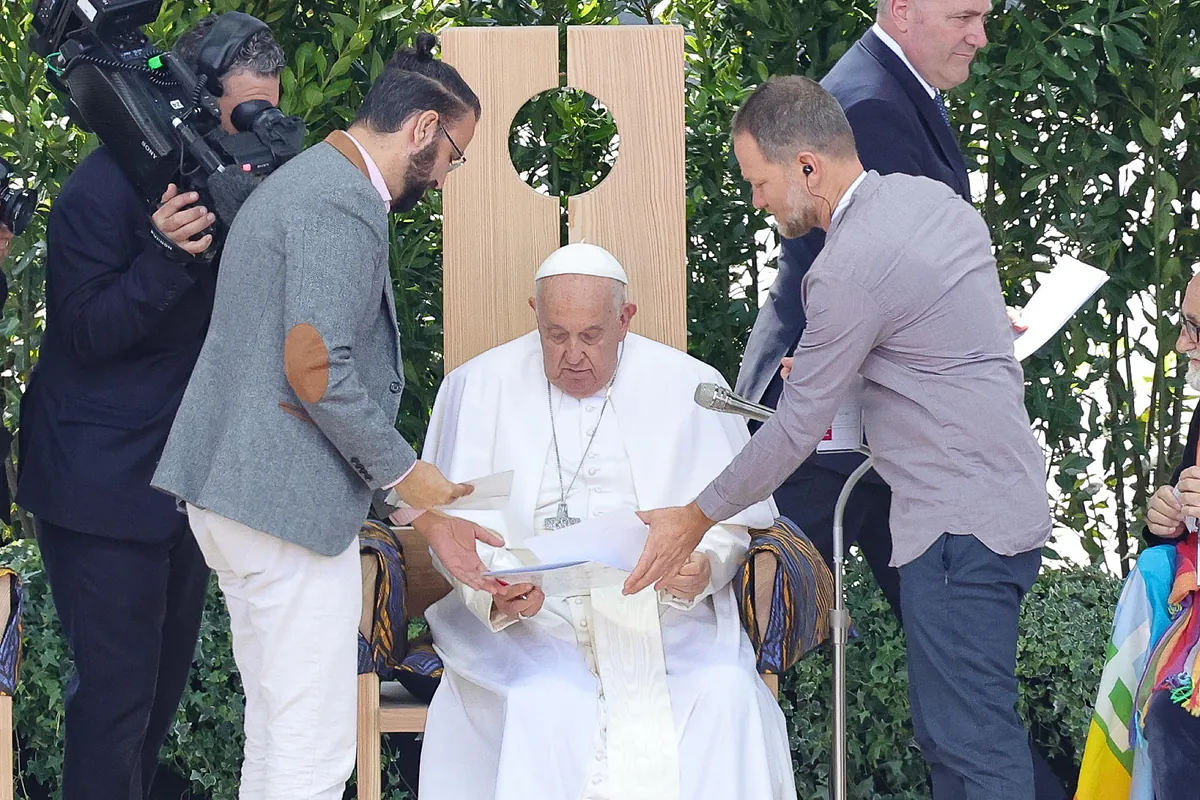 El papa Francisco abraza a un israel y a un palestino y denuncia la "derrota histrica" de la guerra