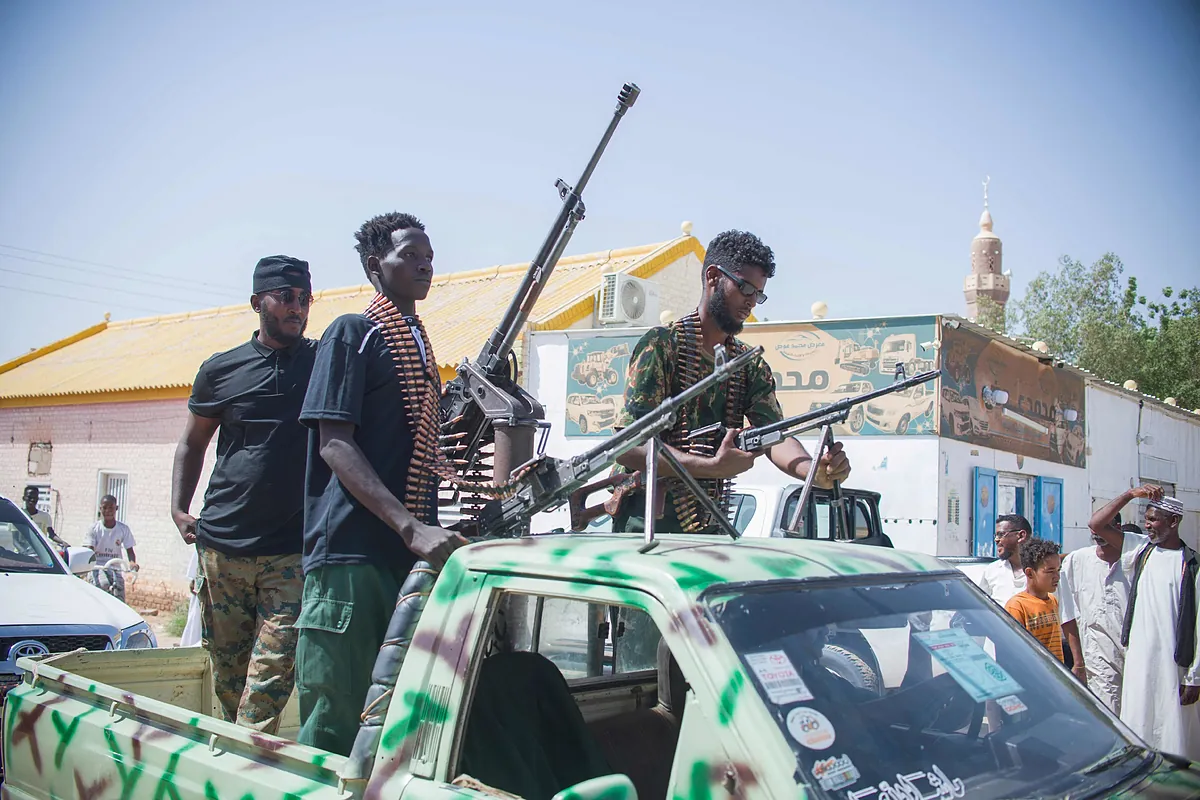 La batalla por Al Fasher en la guerra olvidada de Sudán: "Enterraron vivos a los heridos con una excavadora"
