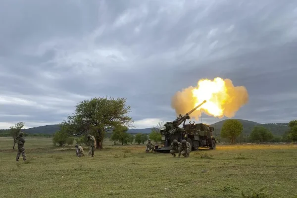 EL MUNDO, con los artilleros ucranianos que aprenden a manejar el Caesar, un trueno para repeler al enemigo ruso