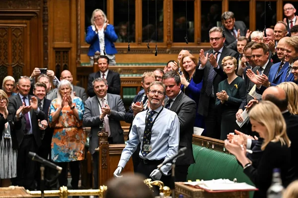 El diputado britnico al que amputaron las manos y los pies vuelve al Parlamento: "Se podra decir que tengo suerte"