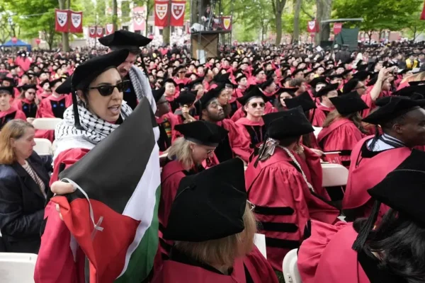 Cientos de estudiantes salen de la ceremonia de graduacin en Harvard coreando 'Palestina libre'