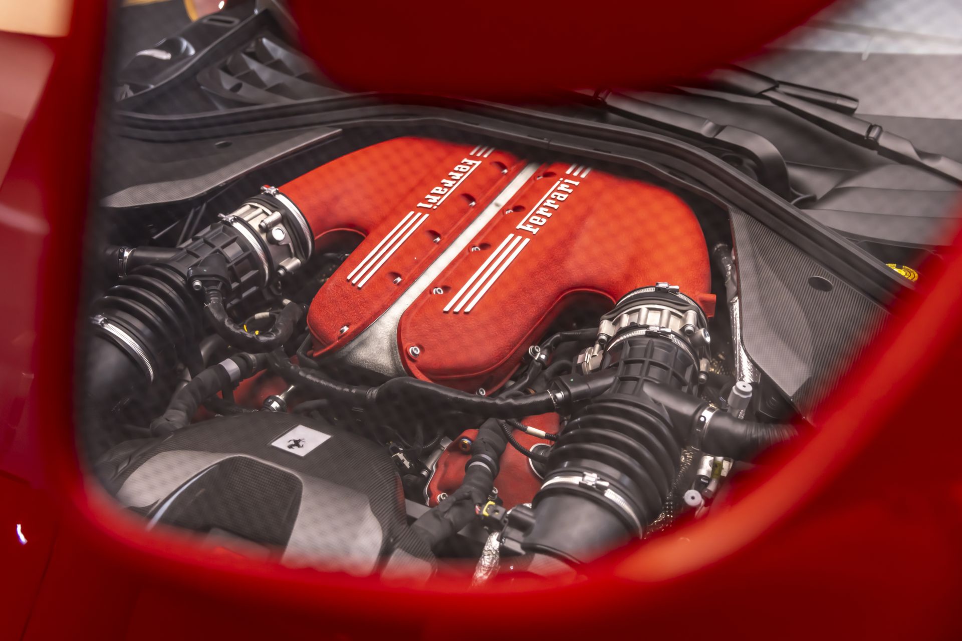 Ferrari navega a contracorriente una vez más para salvar su motor gasolina estrella, pero las razones no son las que te esperas