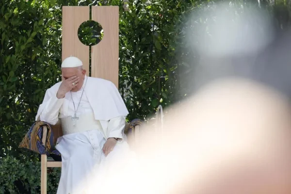 El Papa, reacio a admitir candidatos abiertamente homosexuales en los seminarios porque ya hay "mucho mariconeo"