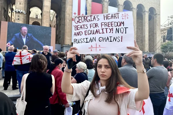 El parlamento de Georgia desafa a los manifestantes y ratifica la ley sobre "agentes extranjeros" que controlar a las ONG