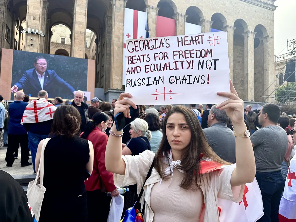 El parlamento de Georgia desafa a los manifestantes y ratifica la ley sobre "agentes extranjeros" que controlar a las ONG