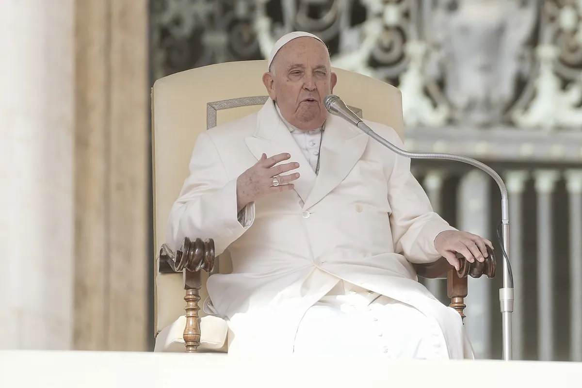 Nueva polmica del Papa, que asegura que los cotilleos son "cosas de mujeres" y los hombres "llevamos los pantalones y decidimos"