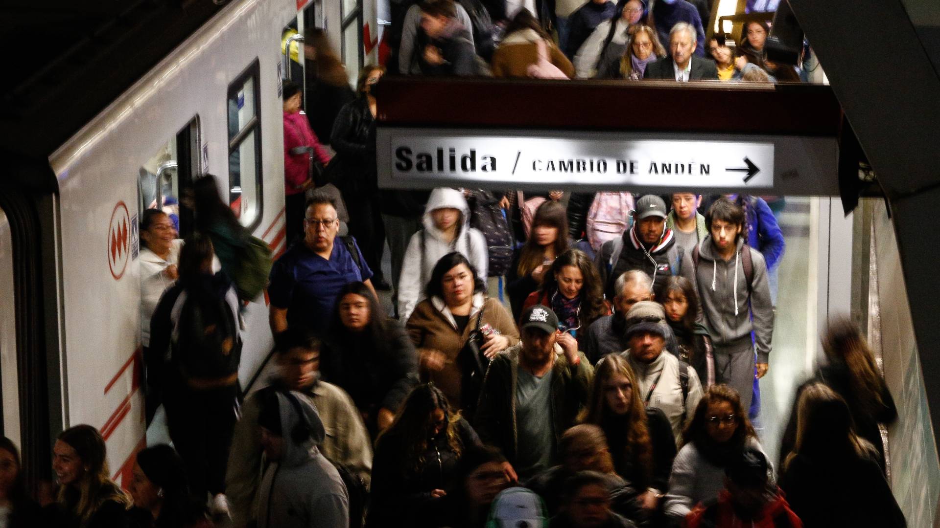 Arribo de Daniel Jadue genera caos en estación del Metro
