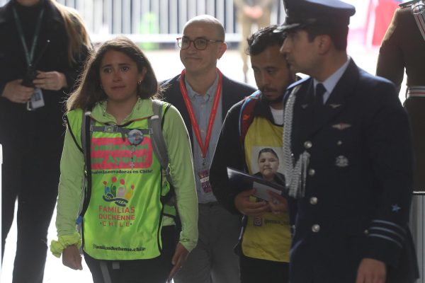 Mamá de Tomás Ross llegó a La Moneda: "Mi hijo sabrá que nació en un pueblo solidario"