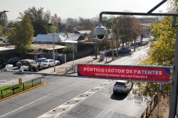 Pórticos lectores de patentes: cómo funciona el mecanismo que ha reducido a la mitad los robos de vehículos en Las Condes