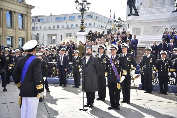 Con tradicional desfile en la Plaza Sotomayor la Armada conmemoró un nuevo 21 de mayo