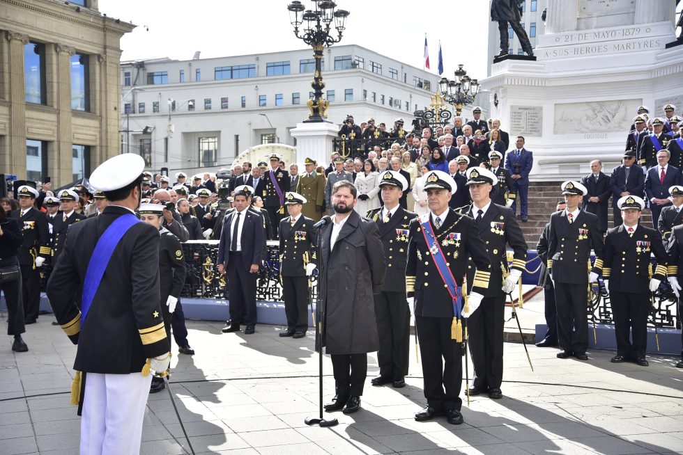 Con tradicional desfile en la Plaza Sotomayor la Armada conmemoró un nuevo 21 de mayo