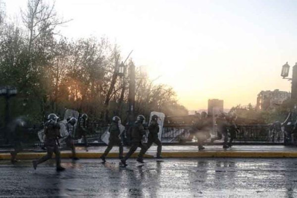 Fiscalía pide 8 años de cárcel para carabinero que "lanzó" manifestante al Mapocho