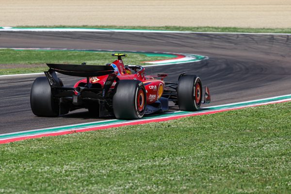 Complicada carrera en Imola para Carlos Sainz, quinto, y Fernando Alonso, fuera de los puntos