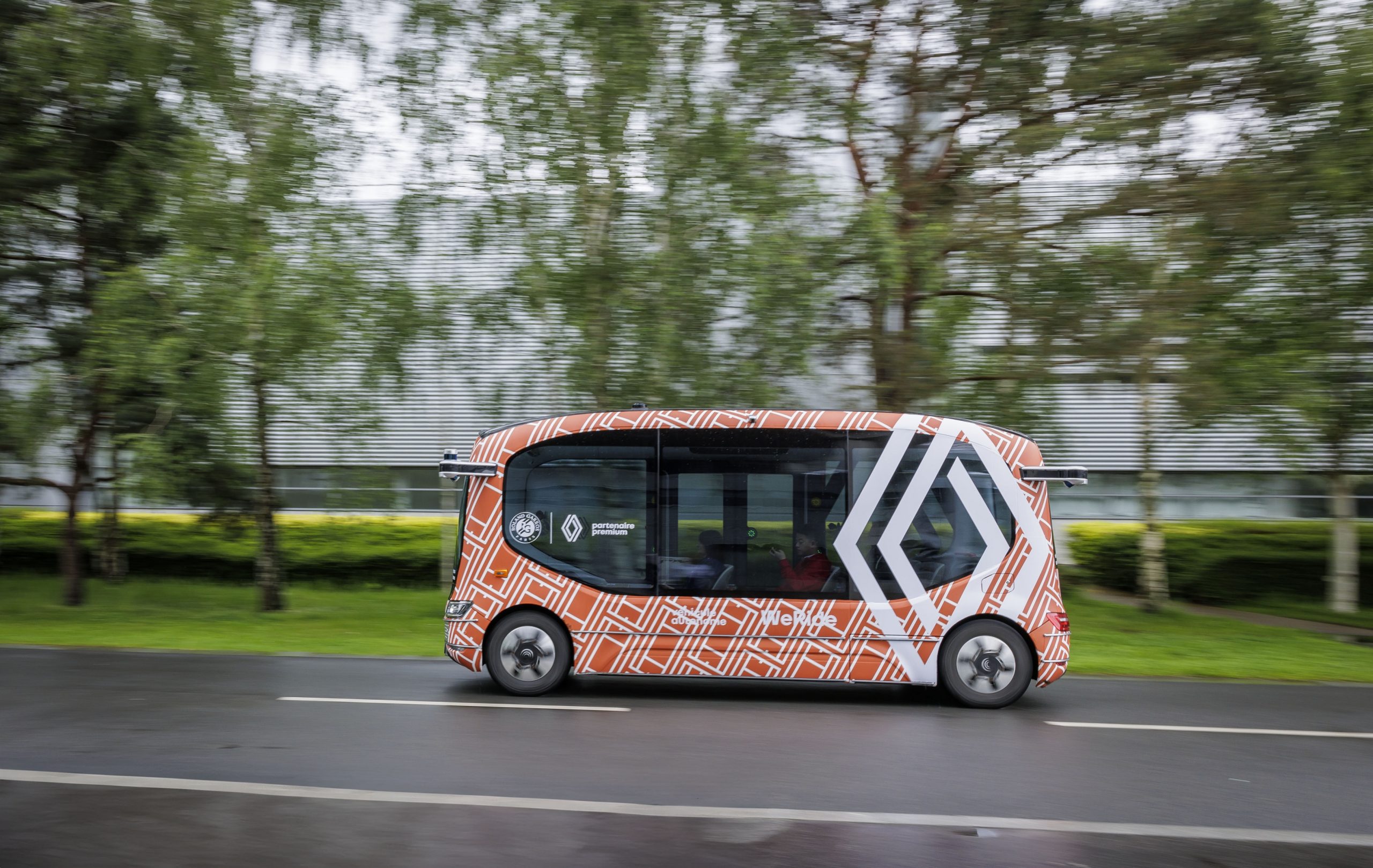 Estos minibuses autónomos de Renault y WeRide te llevarán a Roland Garros