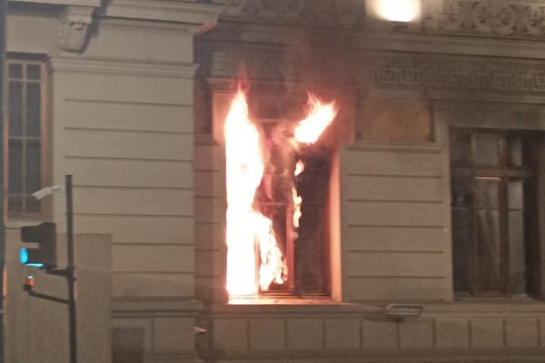 Varias compañía de bomberos combaten incendio en Palacio de Tribunales