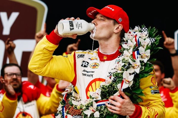 Josef Newgarden vuelve a ganar la Indy 500 sorprendiendo a Pato O'Ward en la última vuelta