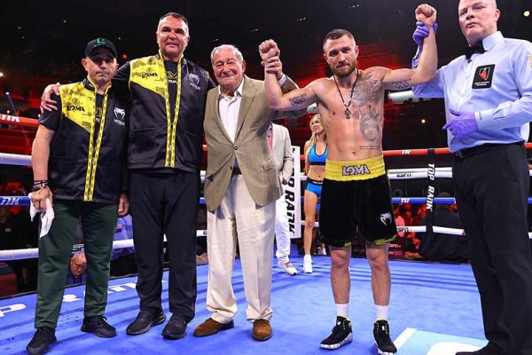 Team Lomachenko junto a Bob Atum (Fotos: Mikey Williams / Top Rank vía Getty Images)