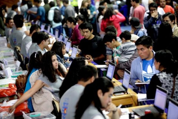 78% de deudores del CAE desembolsa menos de $75 mil mensuales